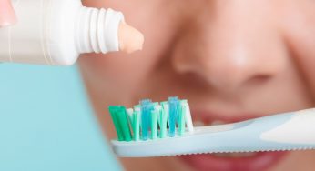 Due dentifrici su 3 contengono un colorante che sta per essere eliminato perché pericoloso: controlla gli ingredienti del tuo
