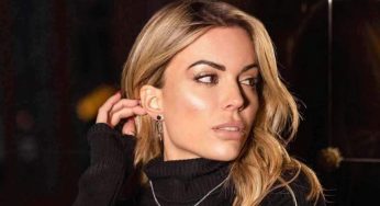 Ludovica Pagani, la visita alla spa è caliente: il costume contiene a stento le sue forme