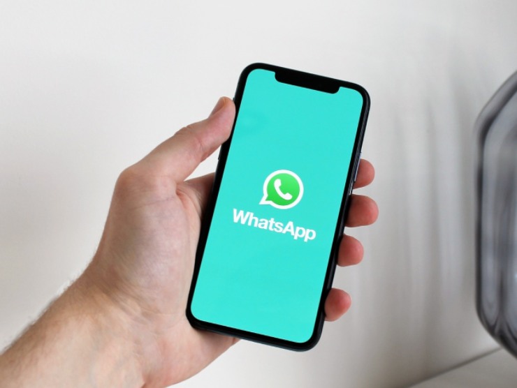 WhatsApp contro i ficcanaso